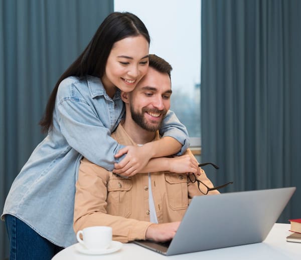 bg_casal-alegre-na-mesa-com-o-laptop